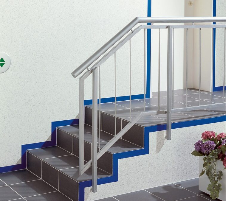Treppenhaus, Gelaender, Stufen, blauer Rand